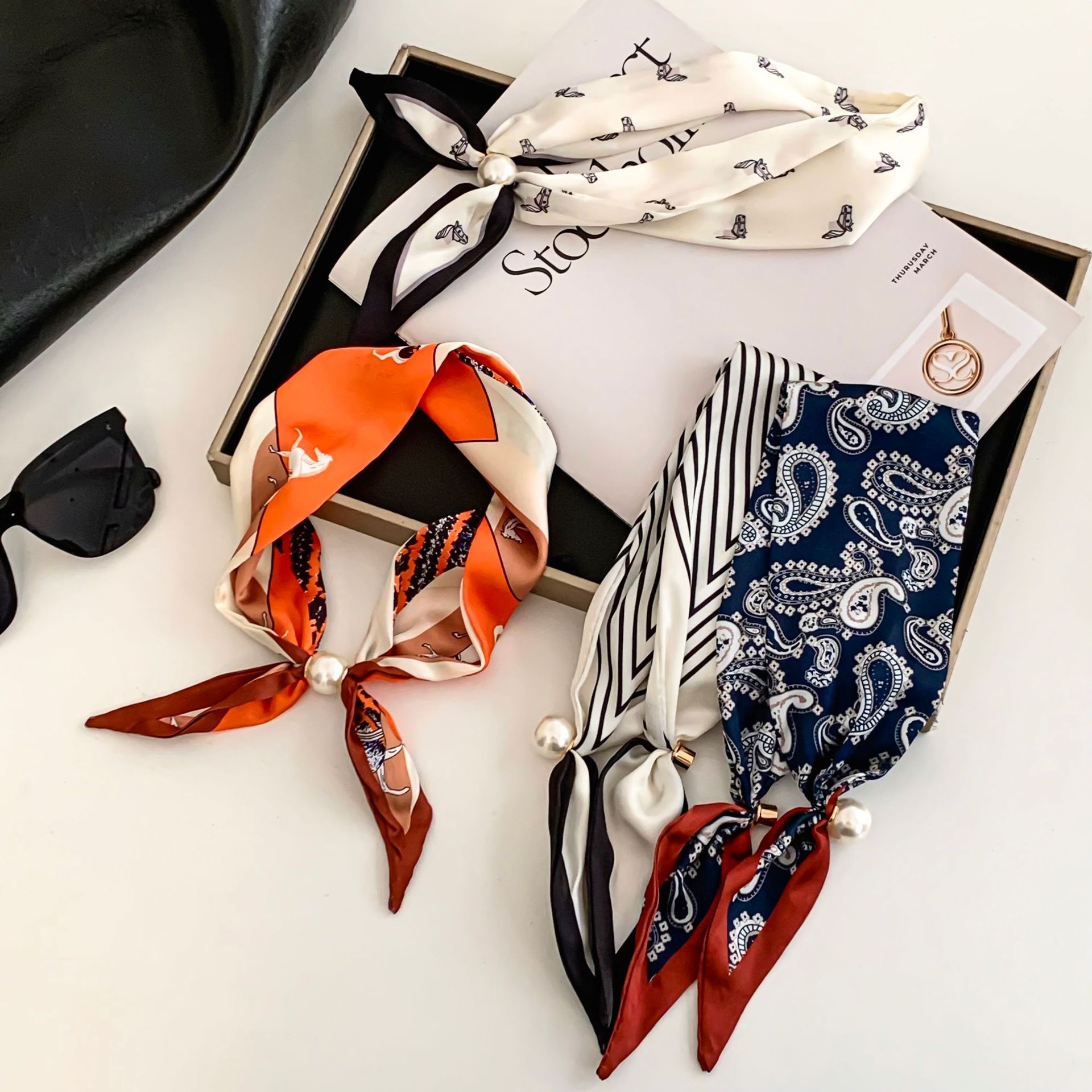 Lenço de Seda com Estampa de F - Ethnic Fashion Design avaliação e preço